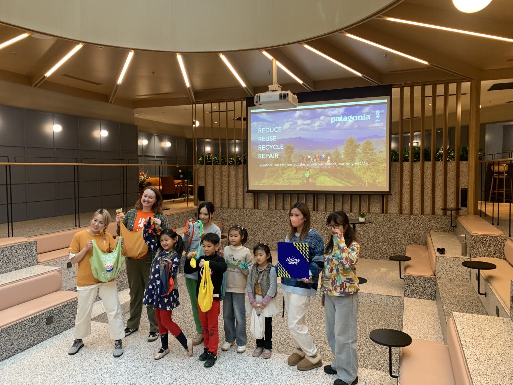 Participants with their tote bags and gift bags created out of old garments and T-shirts.